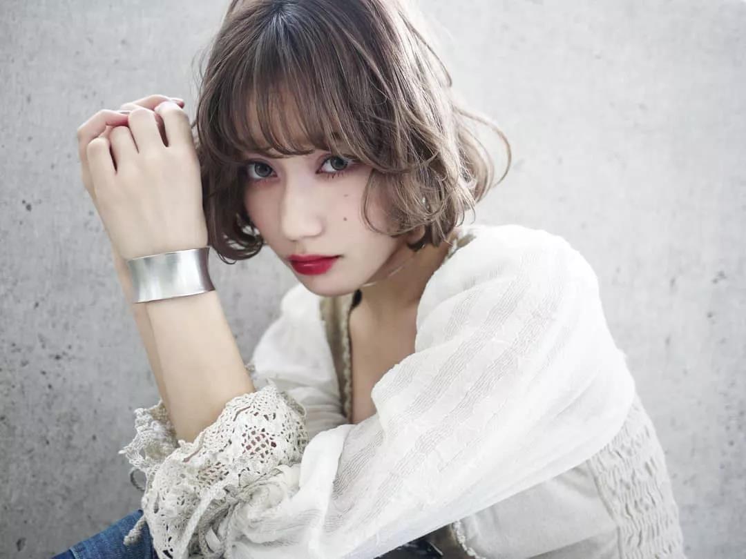 2019女士短发内c卷