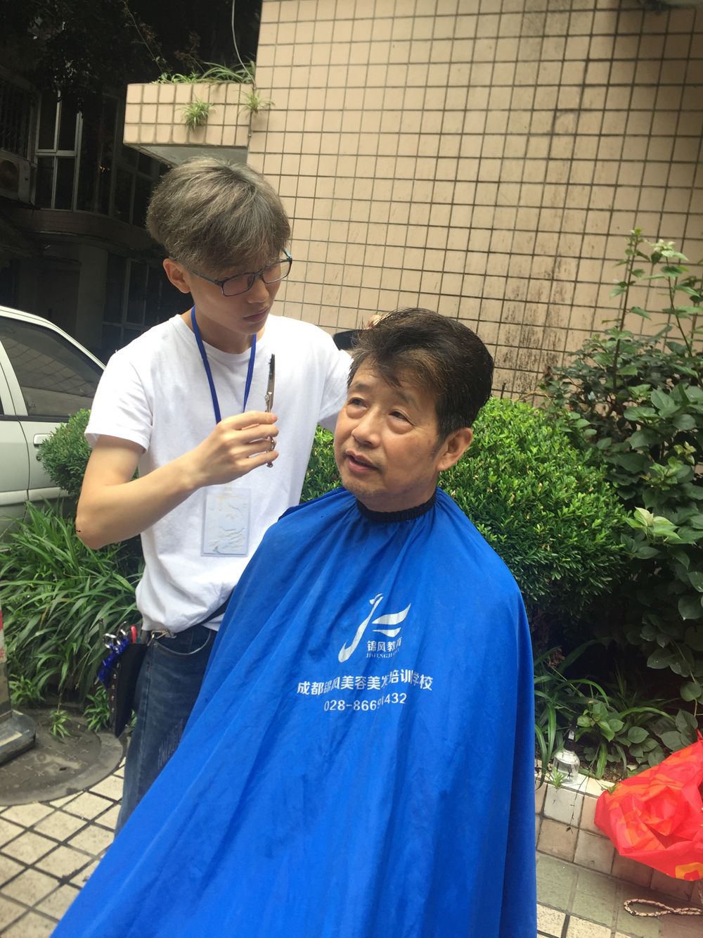2019年7月12日花牌坊社区街道办义剪活动—四川锦风教育教育金牛区工会