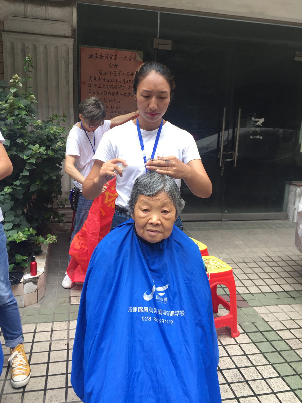 2019年7月12日花牌坊社区街道办义剪活动—四川锦风教育教育金牛区工会